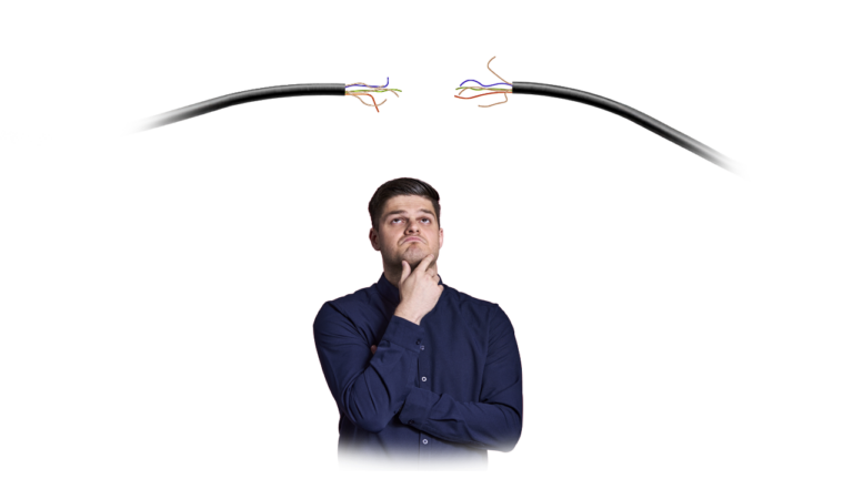 Foto medewerker met kapotte kabel erop. 404 pagina. Kink in de (glasvezel)kabel.